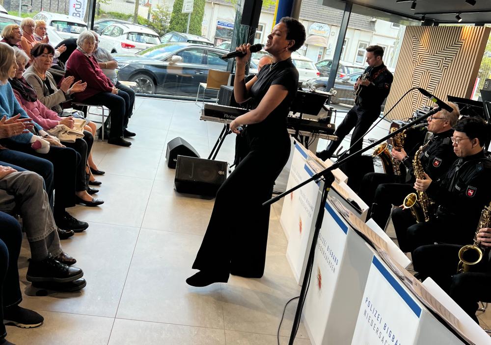 Auf der Bühne die Polizei BigBand