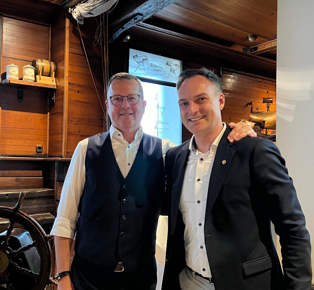 Jan Nels gratuliert Carsten Wendt zur Ernennung zum neuen Präsidenten des Lions Club Delmenhorst